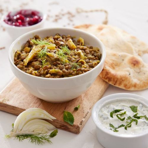 Linzen met komkommer-munt hangop & pruimenchutney