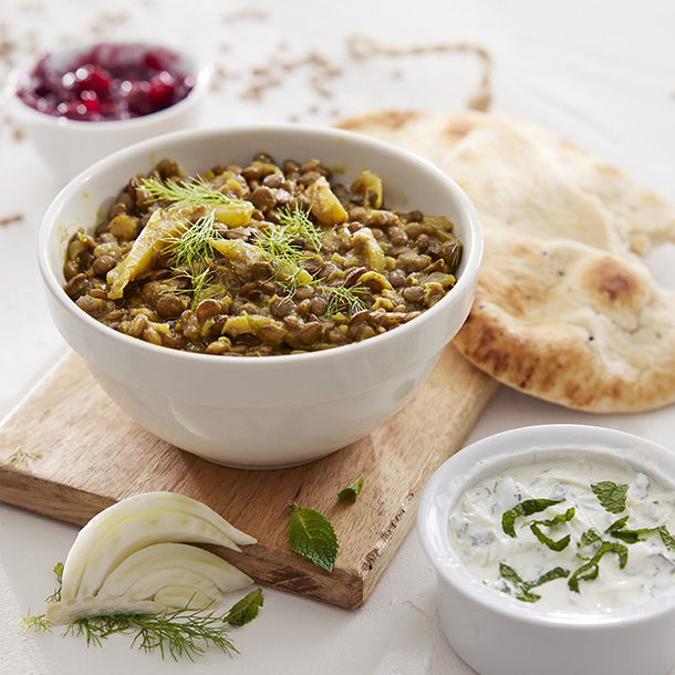 Linzen met venkel, kerrie, naanbrood, komkommer-munt hangop & snelle verse pruimenchutney