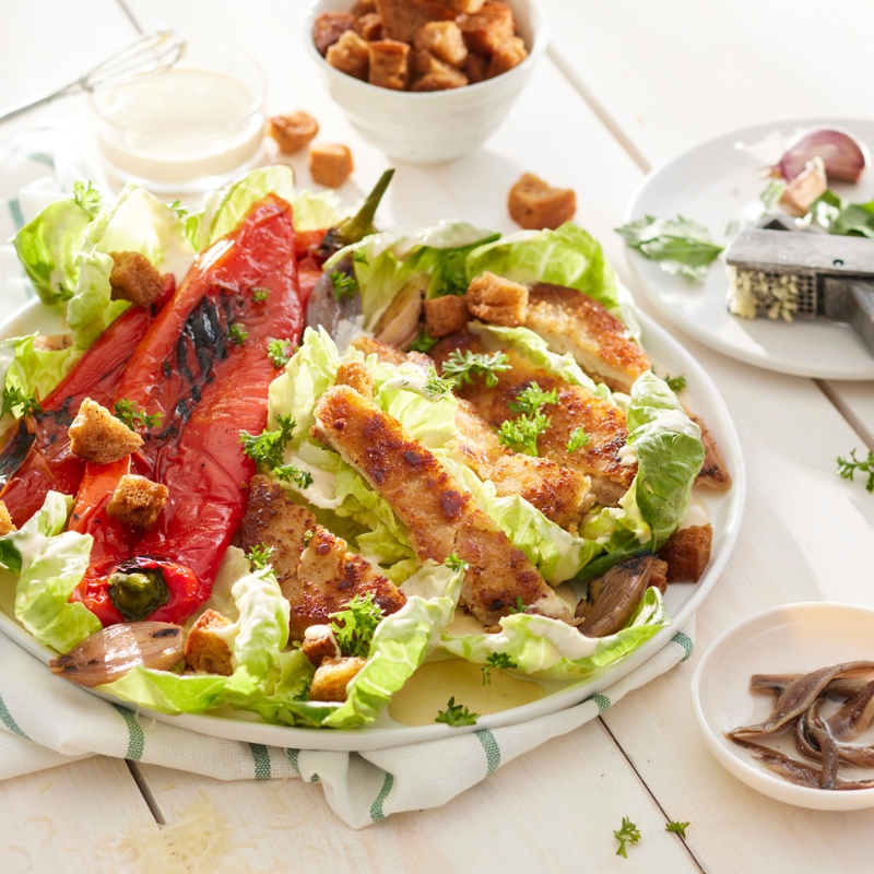 Maaltijd Caesarsalade met gegrilde puntpaprika