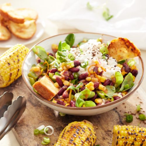 Maaltijdsalade met kidneybonen, maiskolven en hüttenkäsee