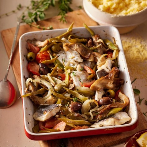 mediterane heekschotel met oesterzwammen, tomaat, olijven, snijbonen en polenta