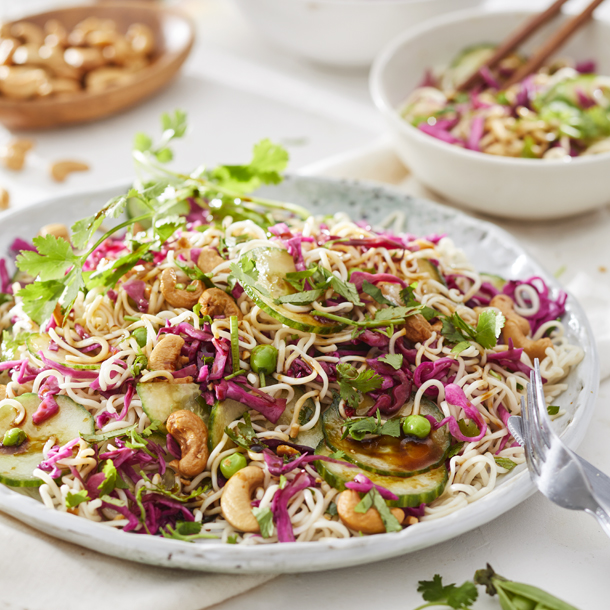 Noedelsalade met zoetzure rode kool, doperwtjes & cashewnoten