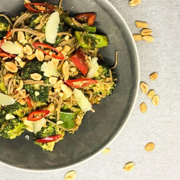Oosterse roerbak met zoete ketjap-chilisaus, paprika en peulen