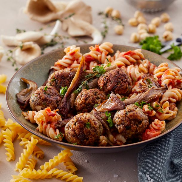 Paddenstoel-hazelnootballetjes, spiraalmacaroni & verse tomatensaus