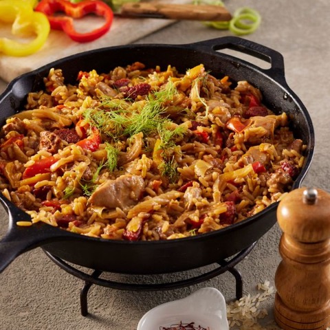 Paella met chorizo, hoenderdijstukjes, venkel & twee kleuren paprika