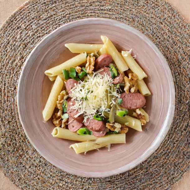 Penne met prei, saucijsjes en walnoten  
