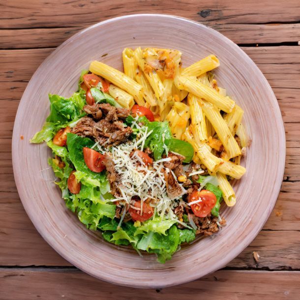 Penne met slavink en een salade