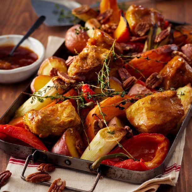 Pompoen & kalkoen traybake met Roseval-aardappels, abrikozenglaze & pecannoten