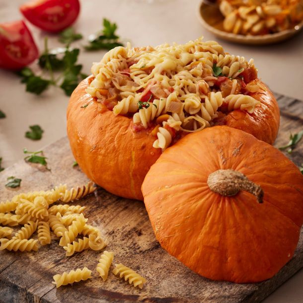 Pompoen-macaroni met rode ui & jong belegen kaas