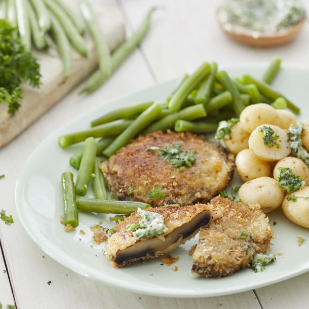 Portobello-schnitzel met nootmuskaat, sperziebonen en krieltjes peterselieboter