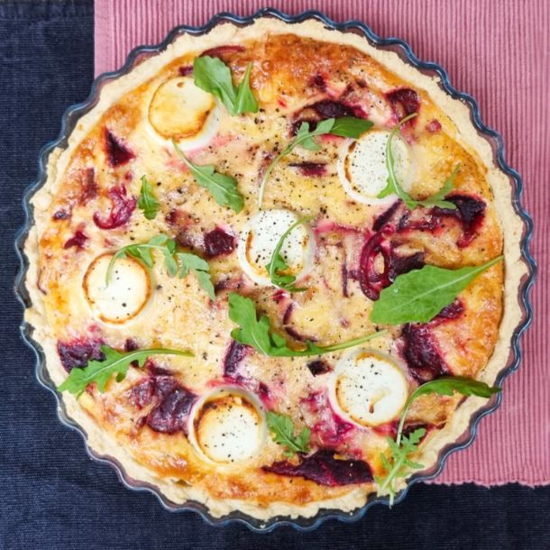 Quiche van zanddeeg met geitenkaas, rode biet en tijm