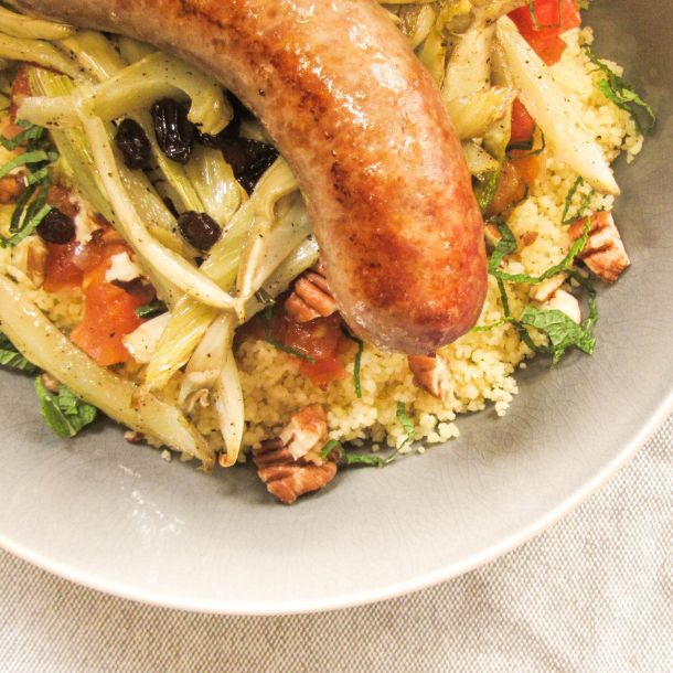 Rijkgevulde couscous met gegrilde venkel en een saucijsje