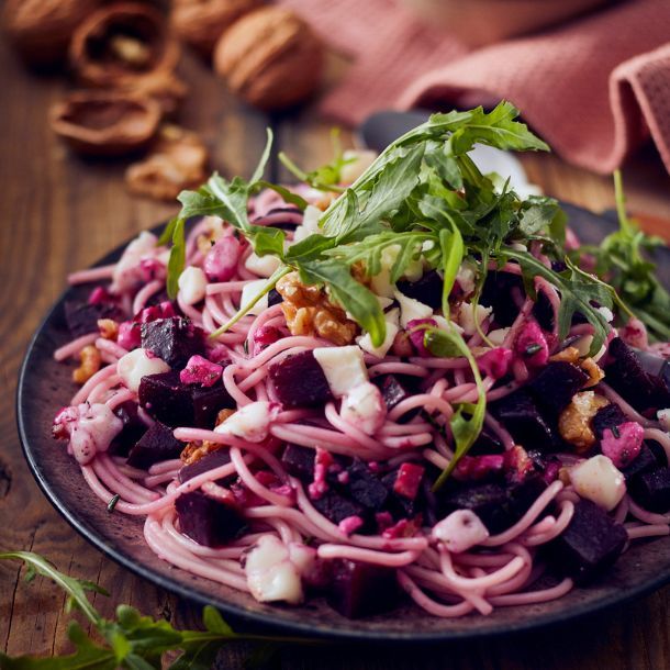 Rode bietjes pasta met rozemarijn, geitenkaas, rucola & walnoten