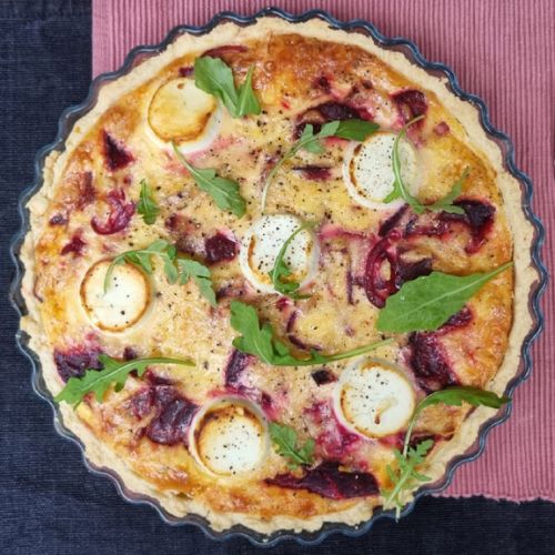 Quiche van zanddeeg met geitenkaas, rode biet en tijm
