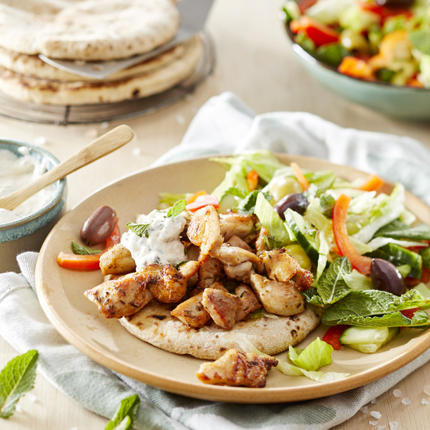 Roerbak gyros van polderhoen met komkommer-paprikasalade, pitabroodjes & yoghurt-muntdressing