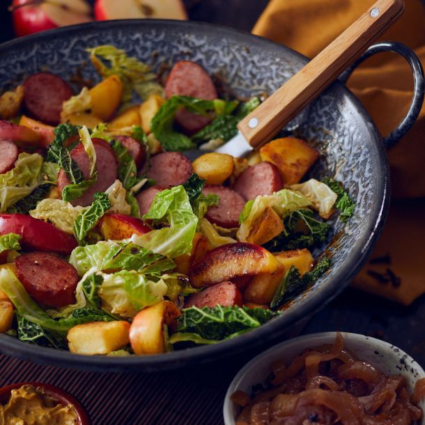 Roerbak van groene kool, aardappel en appeltjes met rookworst & zoet-zure ui