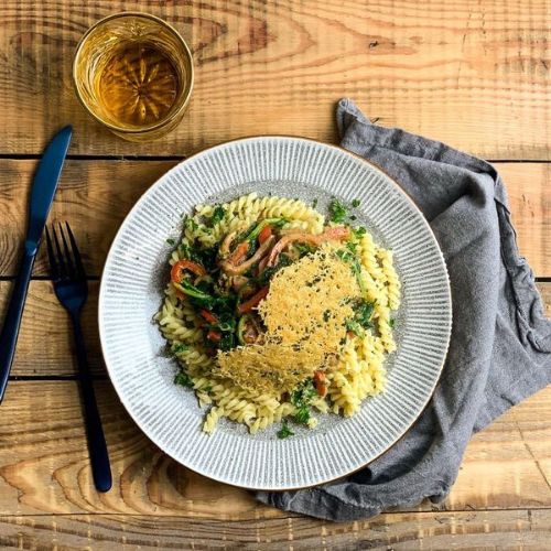 Romige stroganoff met pasta, spinazie en kaas chips