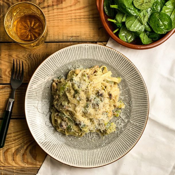 Romige tagliatelle met prei, noten en tijm