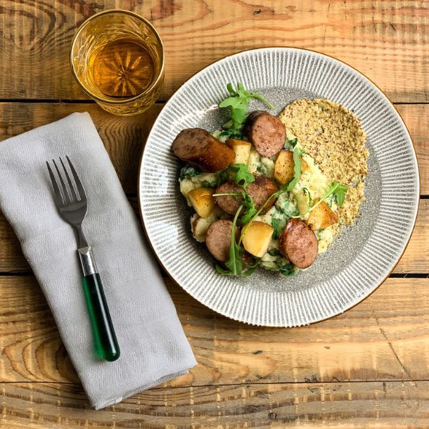 Rookworst met een stamppot van rucola, appel en pastinaak