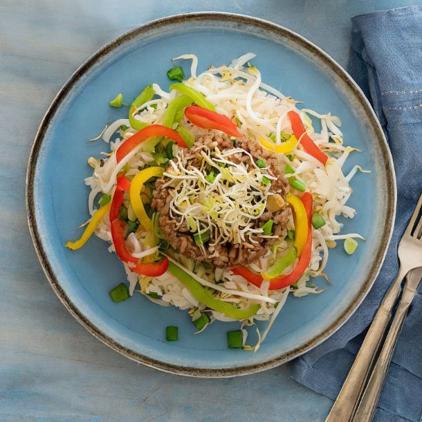 Runderhamburger met andijvie, rijst en hazelnoten