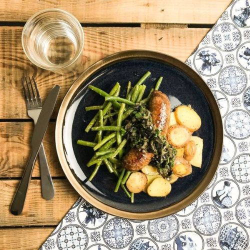 Rundersaucijs met olijf topping en aardappelen uit de oven