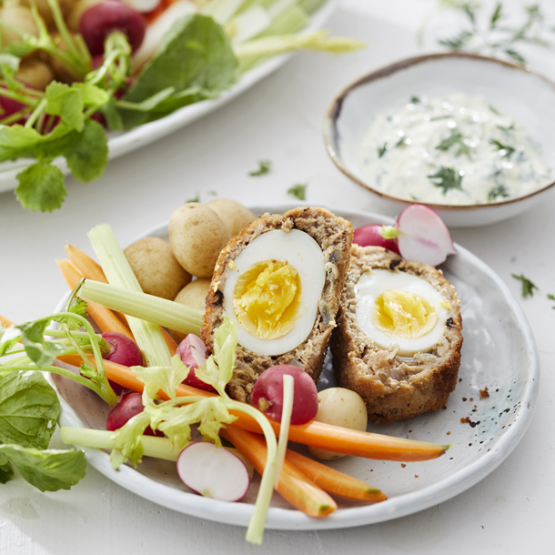 Schotse eieren met gemengde rauwkost, yoghurtdip & krieltjes