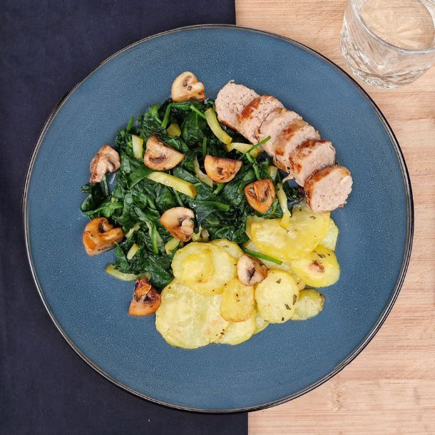 Slavink met spinazie, gebakken aardappelen en champignons  