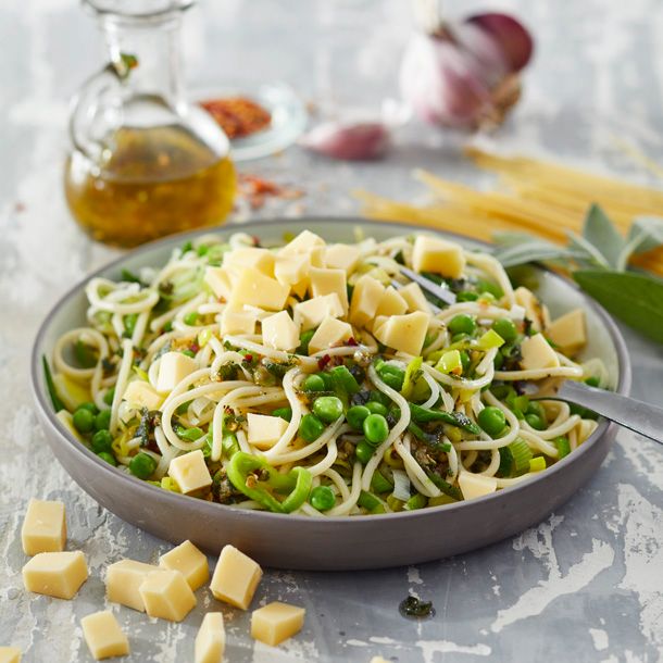 Spaghetti met doperwtjes, prei & salie-knoflookolie