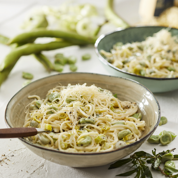 Spaghetti met tuinbonen, bonenkruid & oude kaas-preisaus