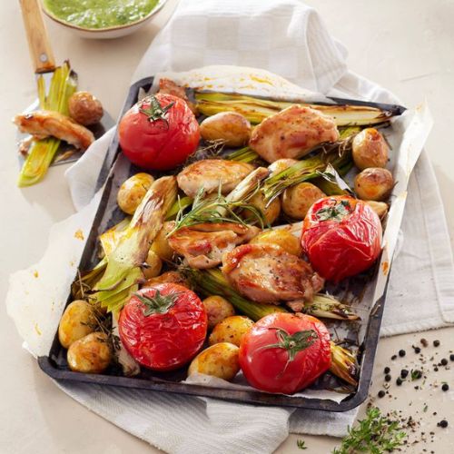 Traybake met scharrelhoenfilet, jonge prei, tomaten en nieuwe krieltjes & tijm-peterseliesalsa
