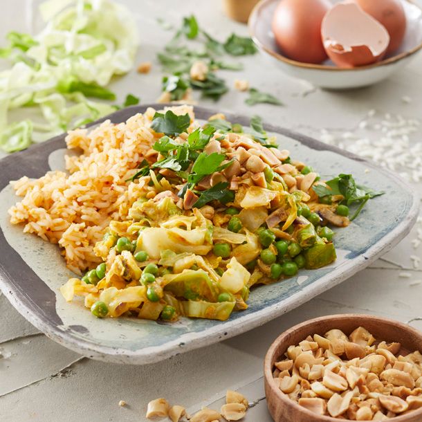 Vegetarische rendang van spitskool met doperwtjes & eierrijst