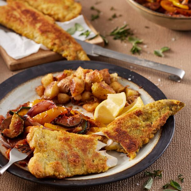 Visschnitzels met wok-ratatouille en gebakken aardappelblokjes