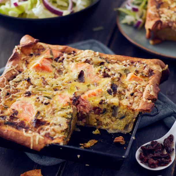 Winterse zalmquiche met spitskool & gedroogde tomaat
