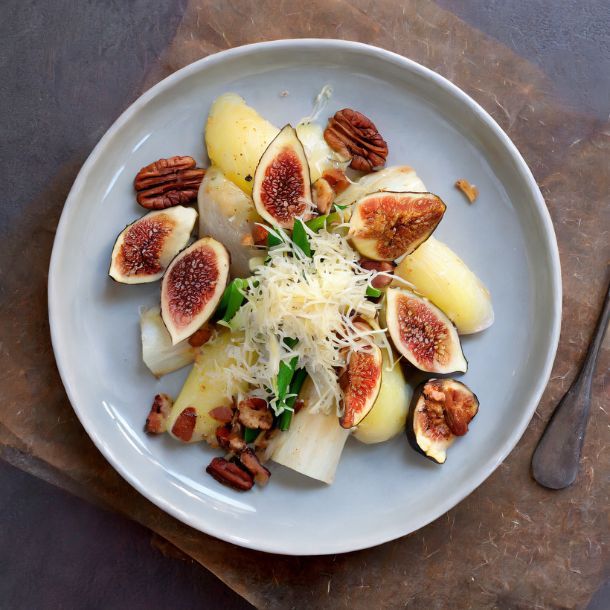 Witlof met vijgen en gekookte aardappelen