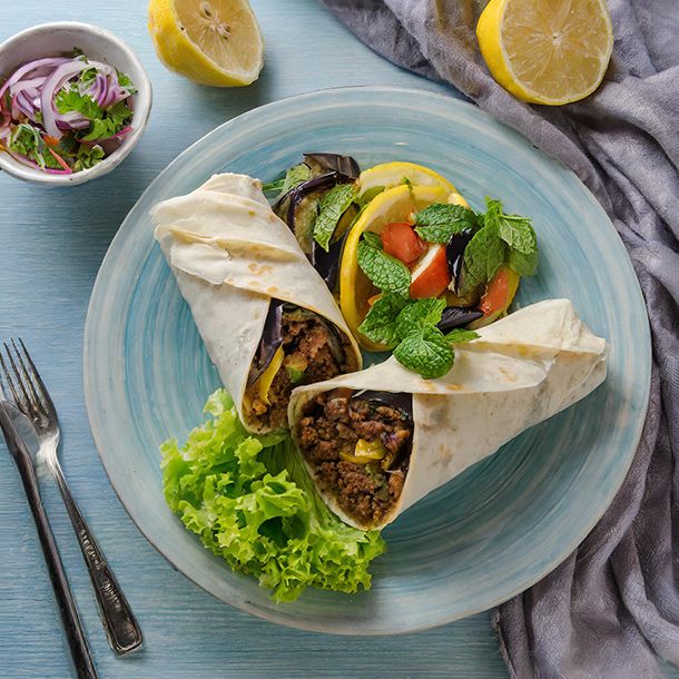 Wrap gevuld met gehakt, aubergine, ui en munt