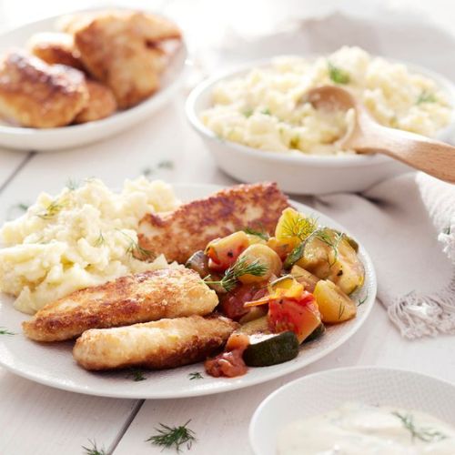 Zelfgemaakte panko-vissticks met aardappelpuree