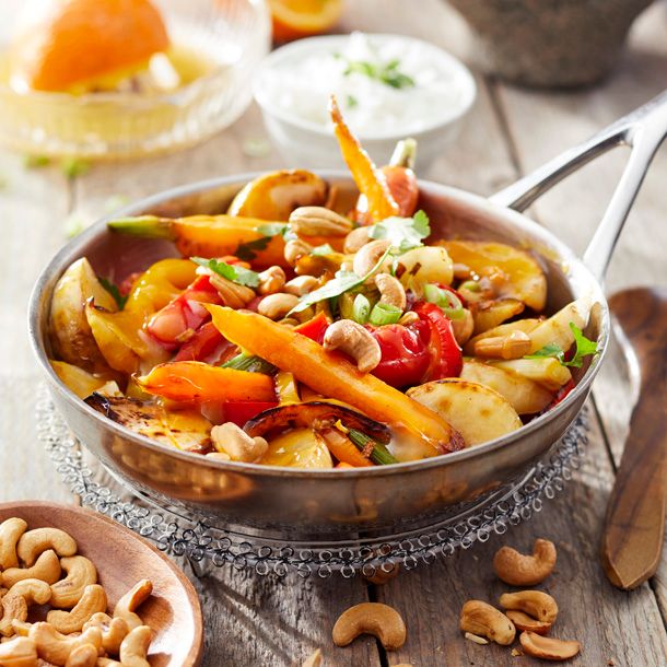 Zoetzure wok met paprika, knolraapjes, jonge worteltjes, cashewnoten & witte rijst