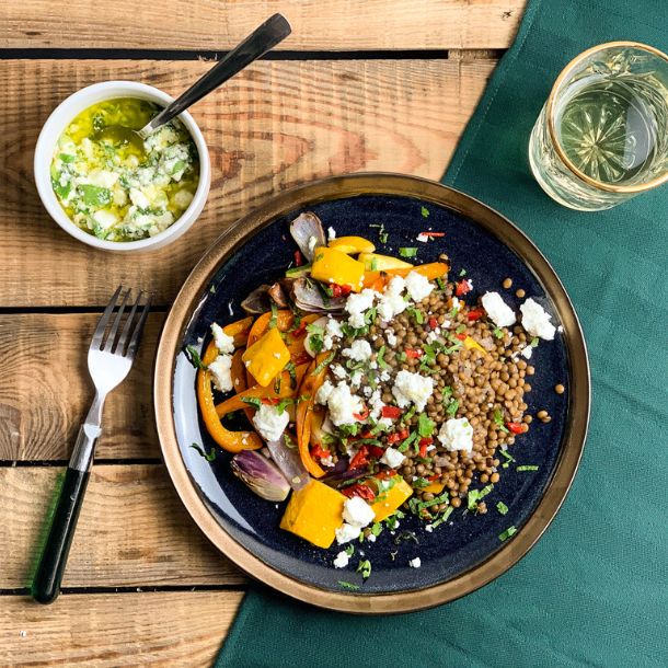 Zomerse ovengroenten met linzensalade en een kruidige fetacrème