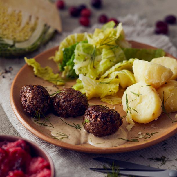 Zweedse gehaktballetjes met cranberry-appelcompote, aardappels & savooie kool