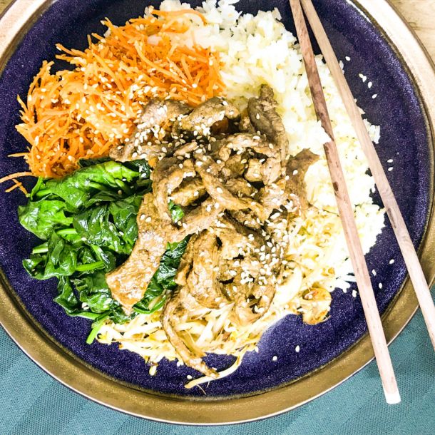 Kokosrijst met runderreepjes, champignons, spinazie en taugé
