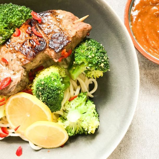 Biefsaté met citroenbroccoli en rijstnoedels