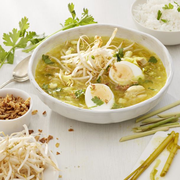 Saoto-soep met polderhoen, taugé, spitkool, eieren en aardappel