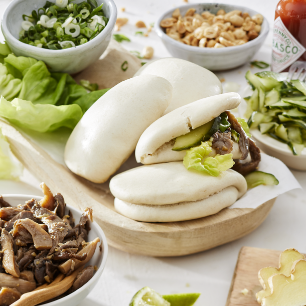 Deze vegetarische smaakbom combineert hartig, fris en pittig in één dampend broodje.